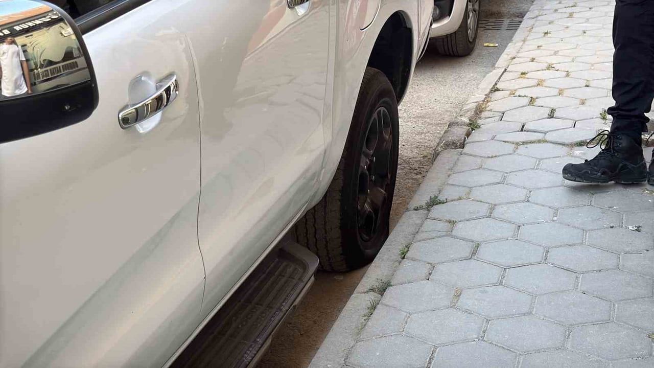 ayrılığı kabullenemeyen eski sevgili iddiasıyla pikabın lastikleri zarar gördü