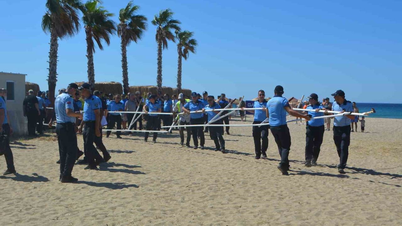 Ayvalık Sarımsaklı plajlarında şezlong ve usulsüz yapılaşmalara operasyon