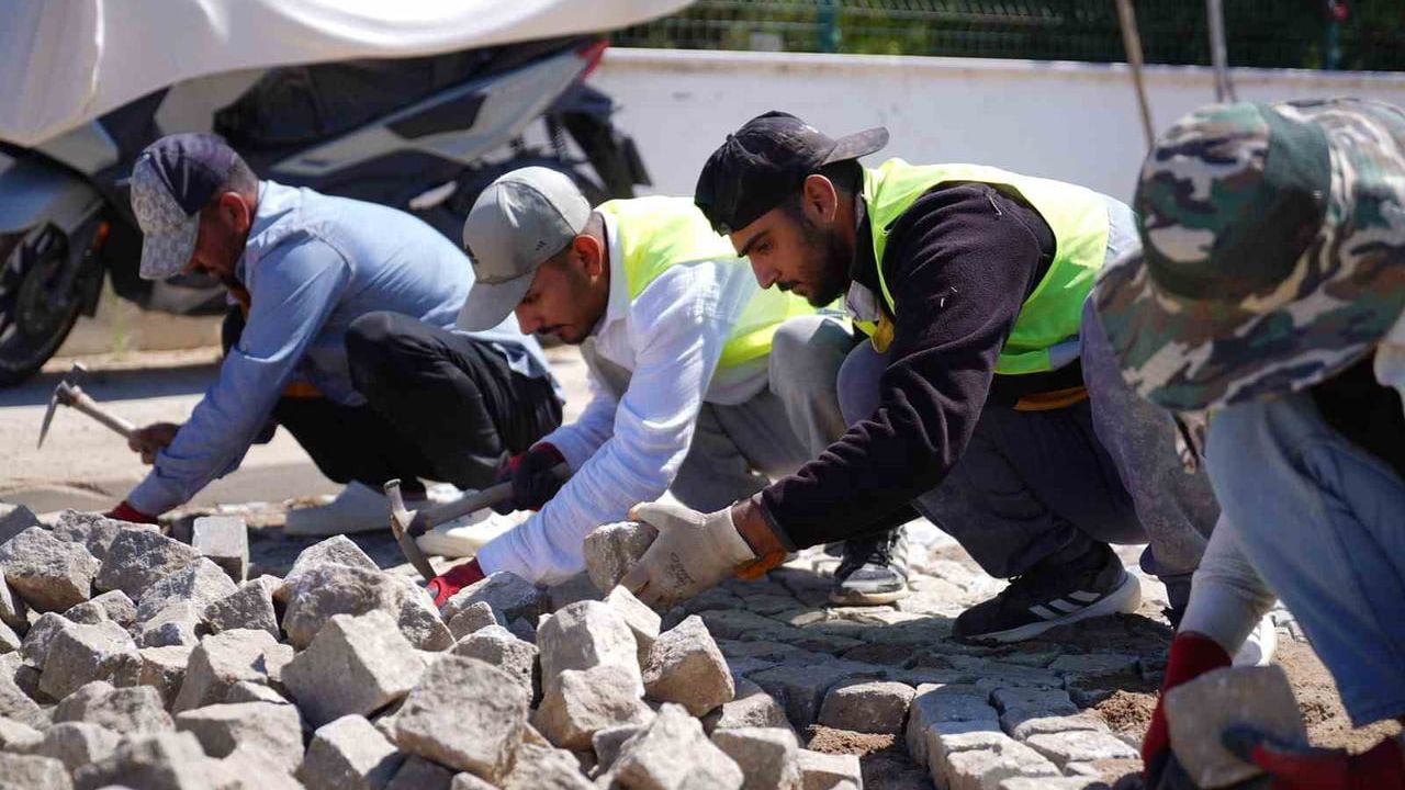 Ayvalık'ta altyapısı tamamlanan bölgelerde yol ve kaldırım çalışmaları sürüyor