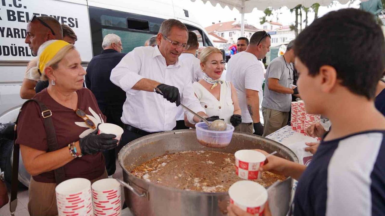 Ayvalık'ta binlerce kişiye aşure ikram edildi