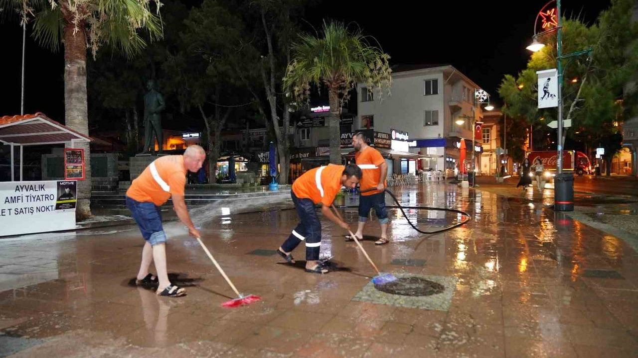 Ayvalık'ta cadde ve sokaklar köpüklü suyla temizlendi
