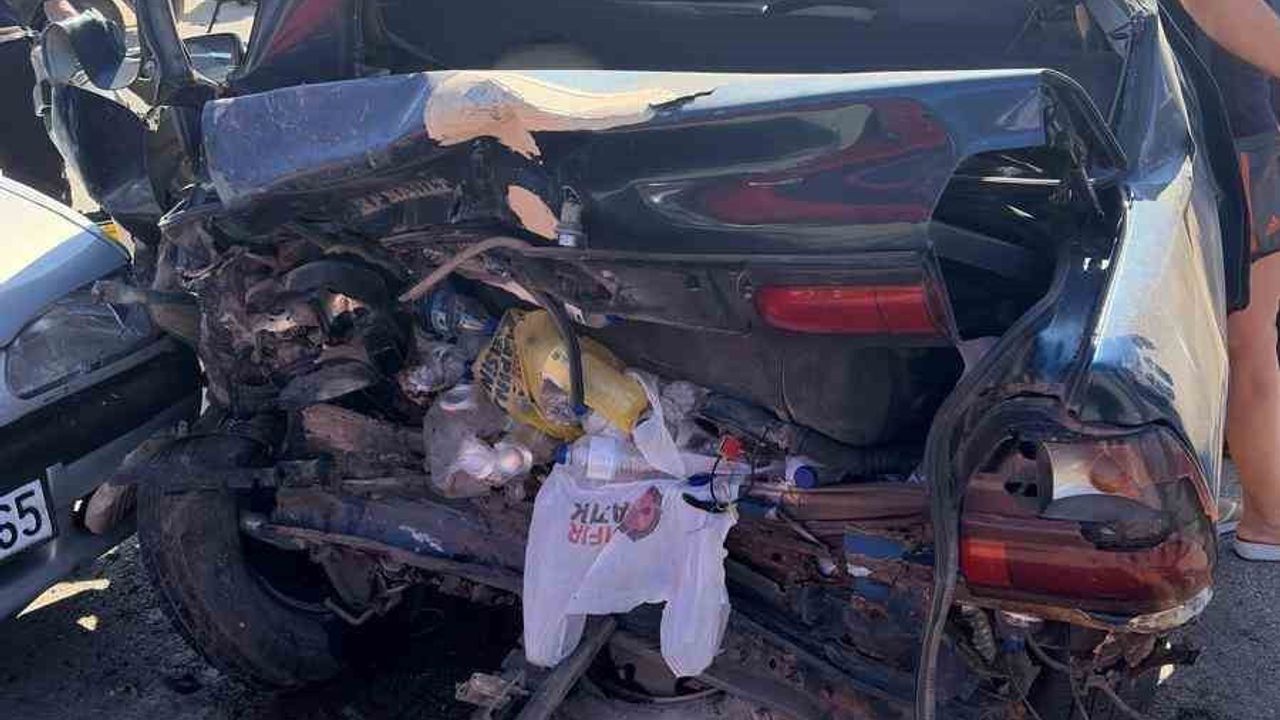 Ayvalık'ta kontrolden çıkan otomobilin çarpması sonucu 6 kişi yaralandı