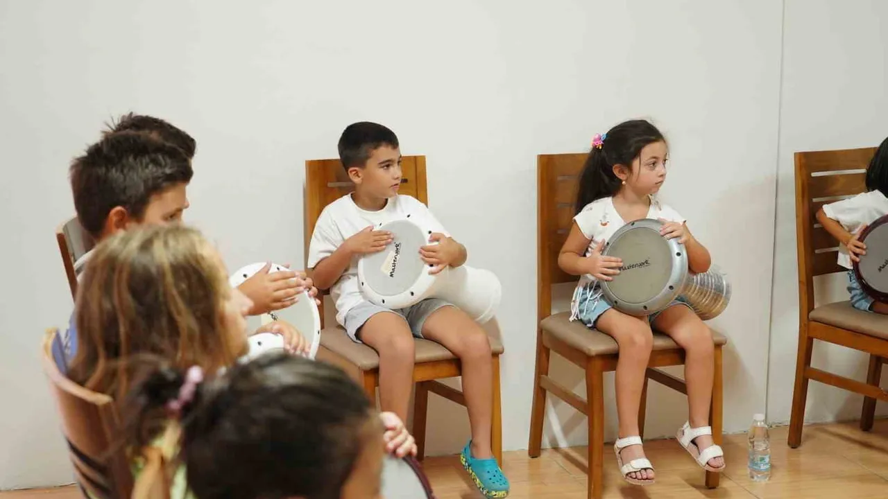 Ayvalık'ta ritim atölyesi çocuklara müzik ve birliktelik öğretiyor