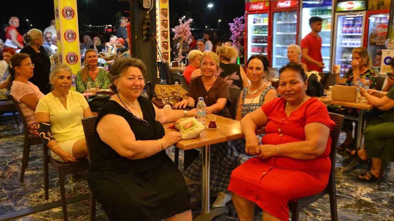 Ayvalık'ta türkülerle moral gecesi: dernek yaz konserlerine hazırlanıyor