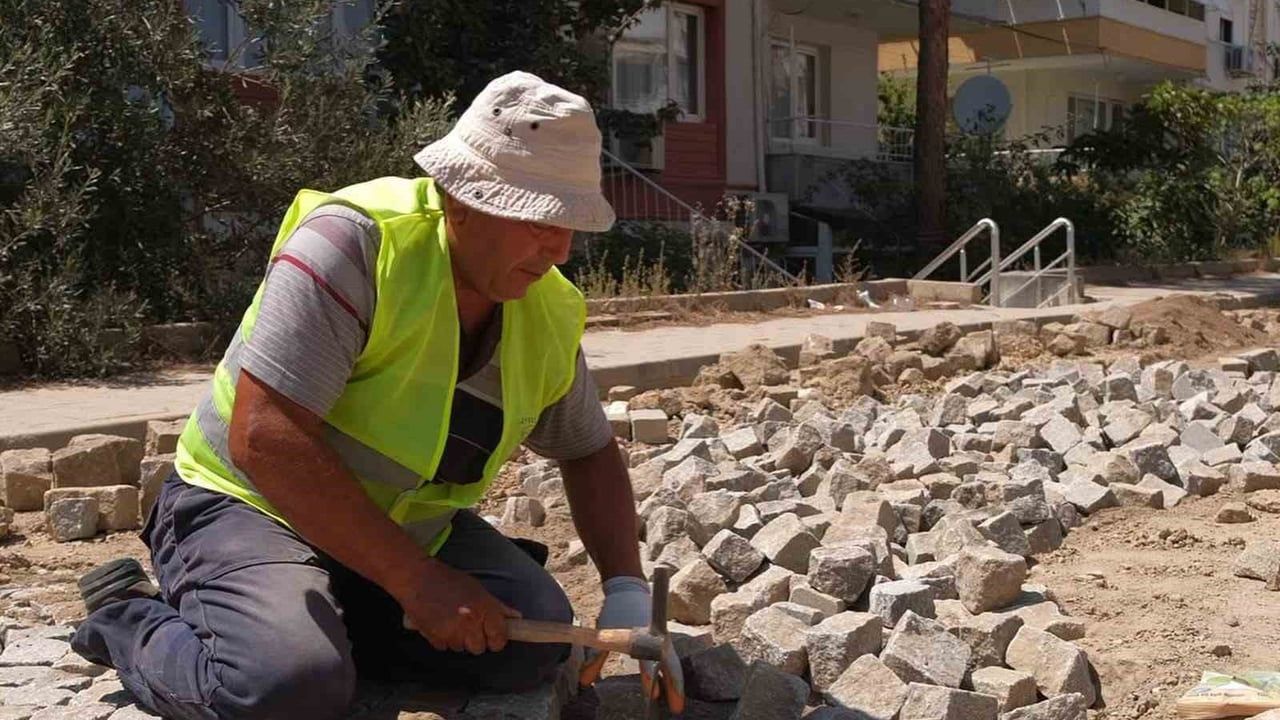 Ayvalık'ta yol bakım ve onarım çalışmaları aralıksız sürüyor