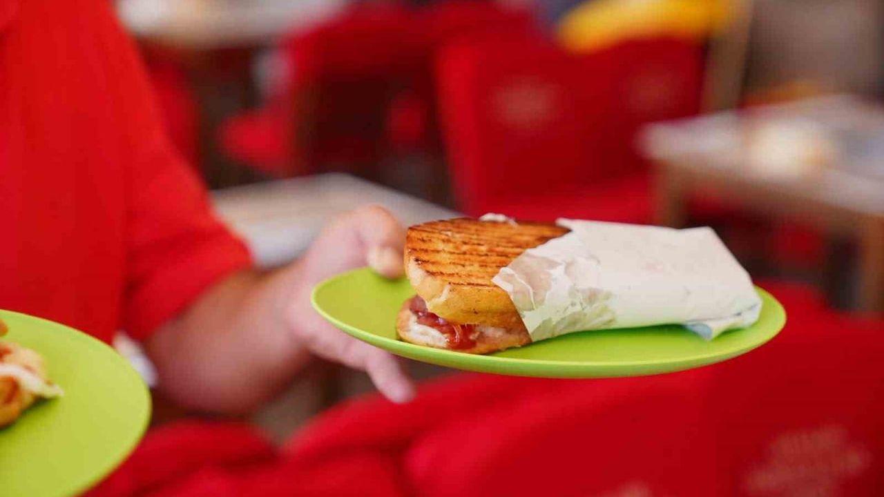 Ayvalık tostçular çarşısında örnek iş birliği