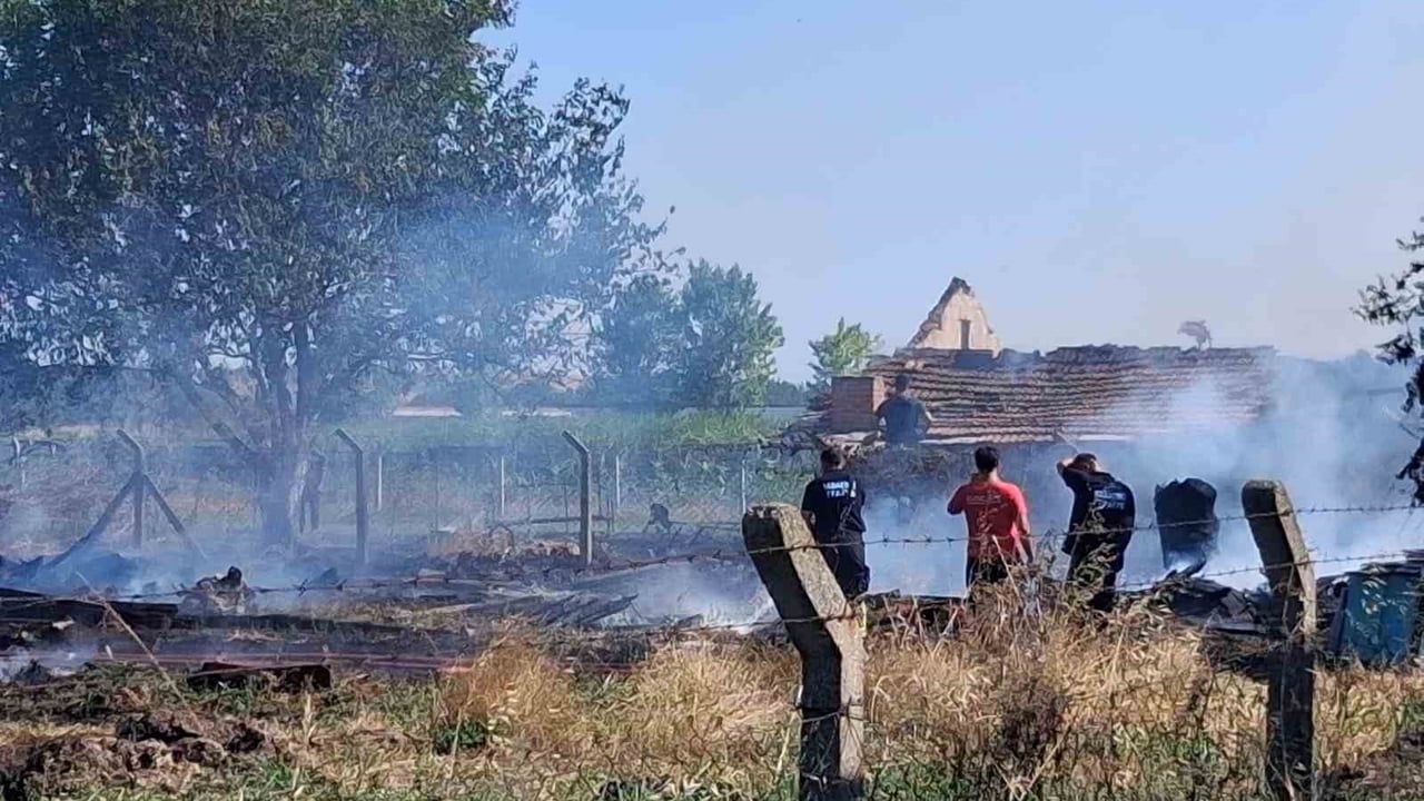 Babaeski'de çiftlikte yangın itfaiye ekiplerince söndürüldü