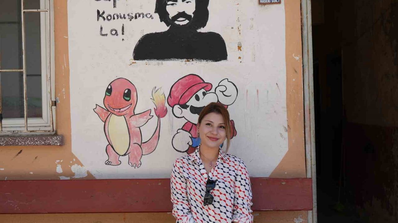 Babasının fabrikasının duvarlarından sokağa taşınan sanat: 17 yaşındaki Şerife Elvan Ünal çocuklar için çiziyor