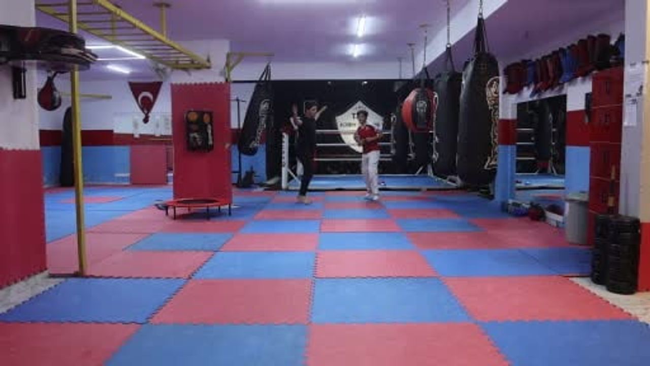 Babasıyla ringde yetişen genç kick boksçu Beraat Musab Tümay dünya sahnesinde bayrağı taşımayı hedefliyor