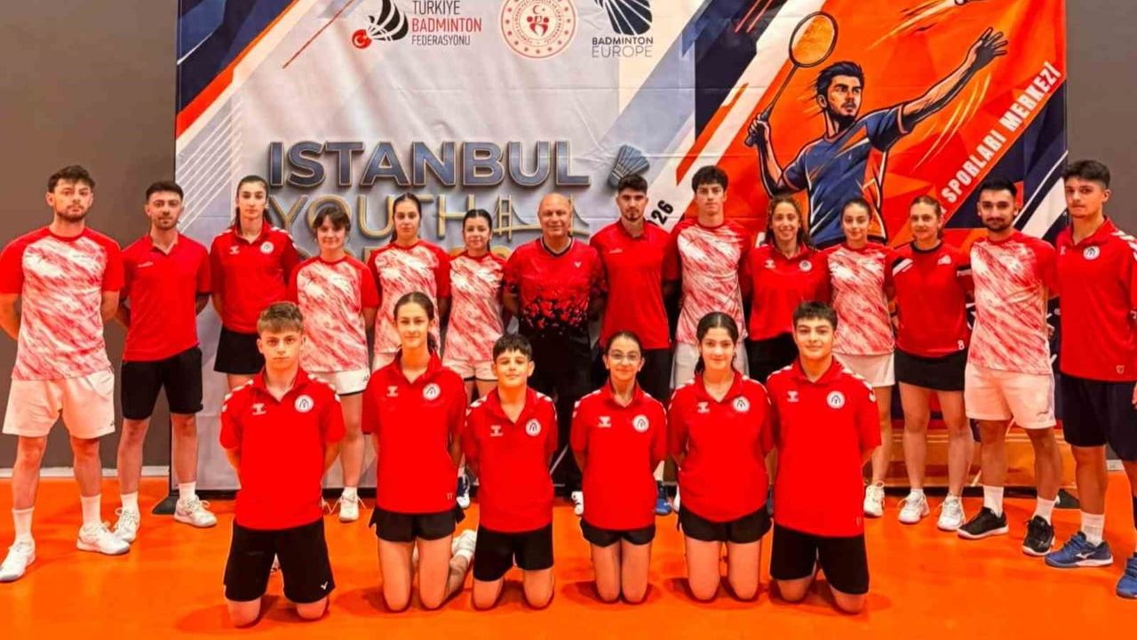 Badminton Süper Ligi’nin zirvesinde Erzincan ekipleri yer aldı