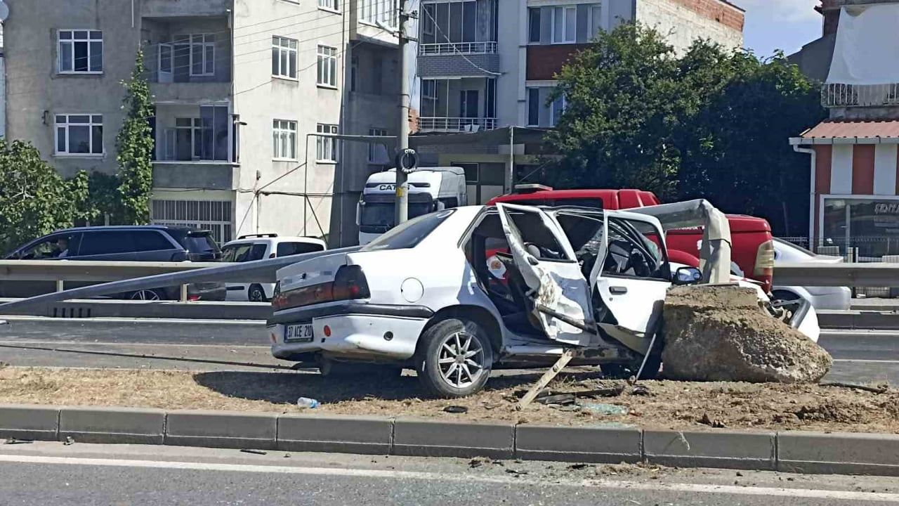 Bafra'da otomobil aydınlatma direğine çarptı, sürücü yaralandı