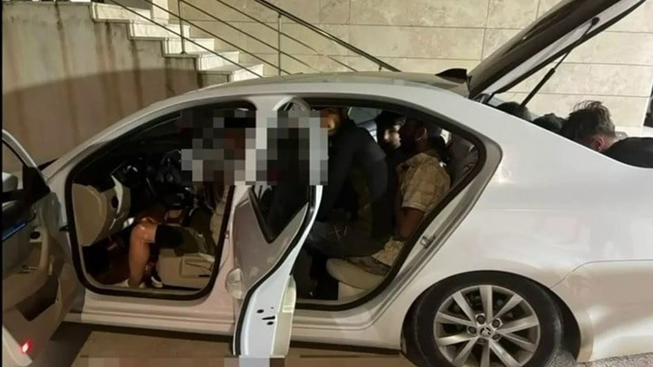 Bagajına 3 kişi bindirdiği otomobile 9 göçmen sığdıran insan tacirine 102 bin 700 TL ceza