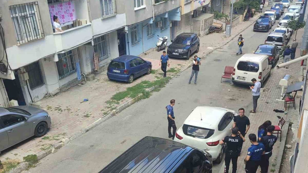Bağcılar'da iş yeri önünde silah sesleri: işyeri sahibinin oğlu yaralandı