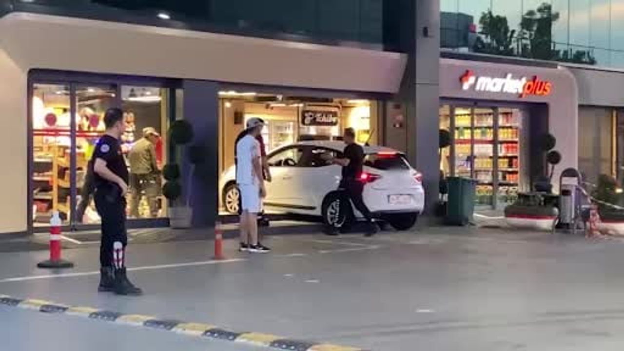Bağcılar'da otomobil akaryakıt istasyonu marketine daldı: 1 yaralı