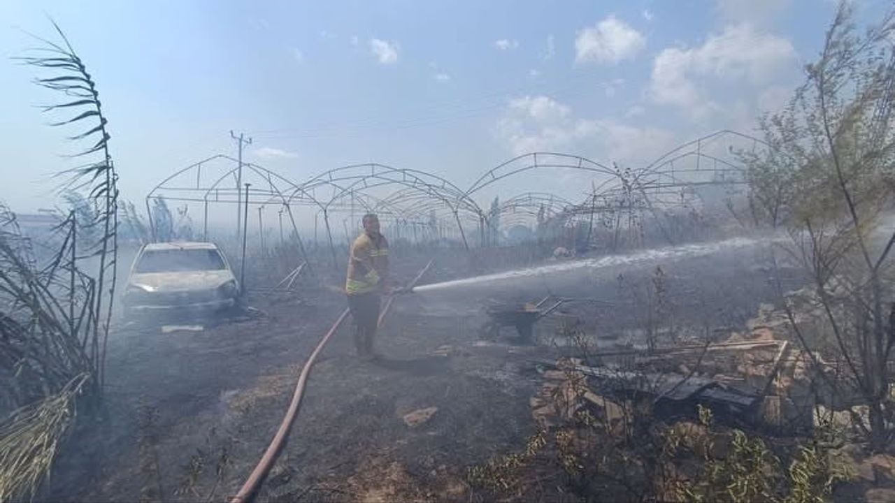 Bahçede başlayan alevler otomobil ve serayı kullanılmaz hale getirdi