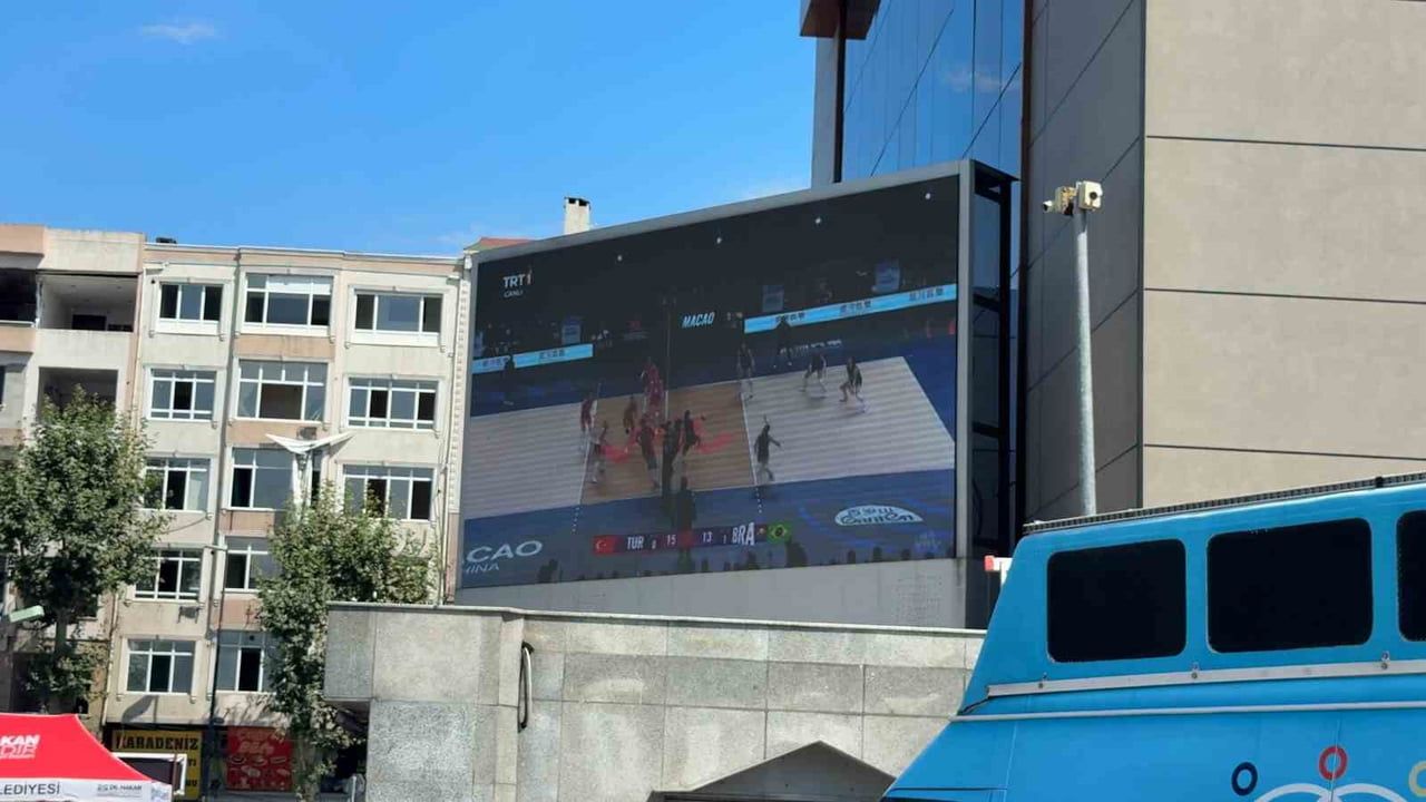 Bahçelievler’de dev ekran önünde Filenin Sultanları'nın şampiyonluk coşkusu
