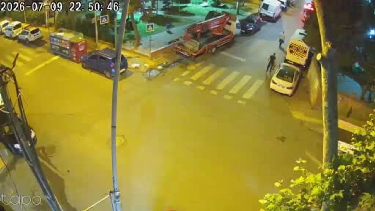 Bahçelievler'de motosiklet sürücüsü otomobilden kaçarken düştü, anlar kamerada