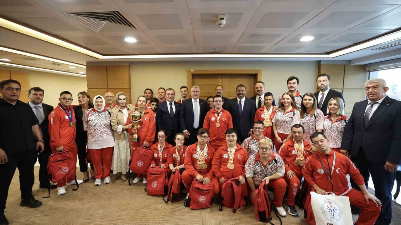 Bakan Bak özel sporcuları kabul etti