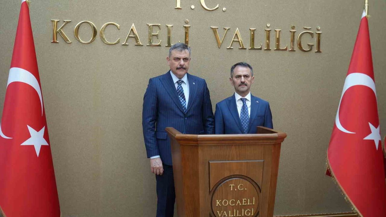 Bakan Çiftçi’den Kocaeli’de akvaryum ve kütüphane ziyareti