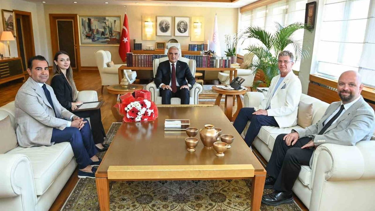 Bakan Ersoy’dan Bolşoy Tiyatrosu’nda başarı gösteren Nilay Tahiroğlu’na tebrik
