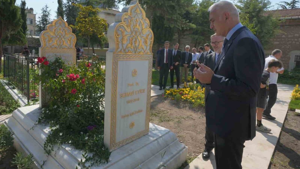 Bakan Ersoy’dan Fatih Külliyesi haziresi’ne anlamlı ziyaret
