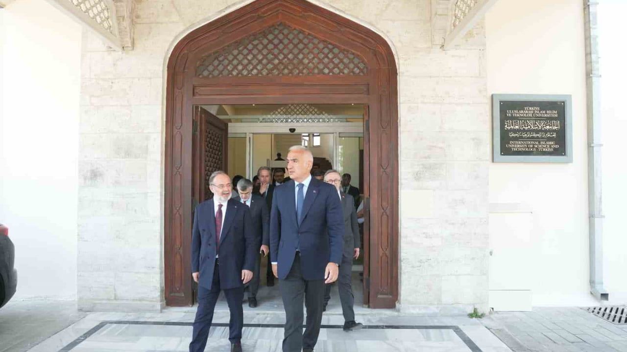 Bakan Ersoy üniversitenin ilim ve medeniyet çalışmalarını memnuniyetle takip ettiklerini söyledi