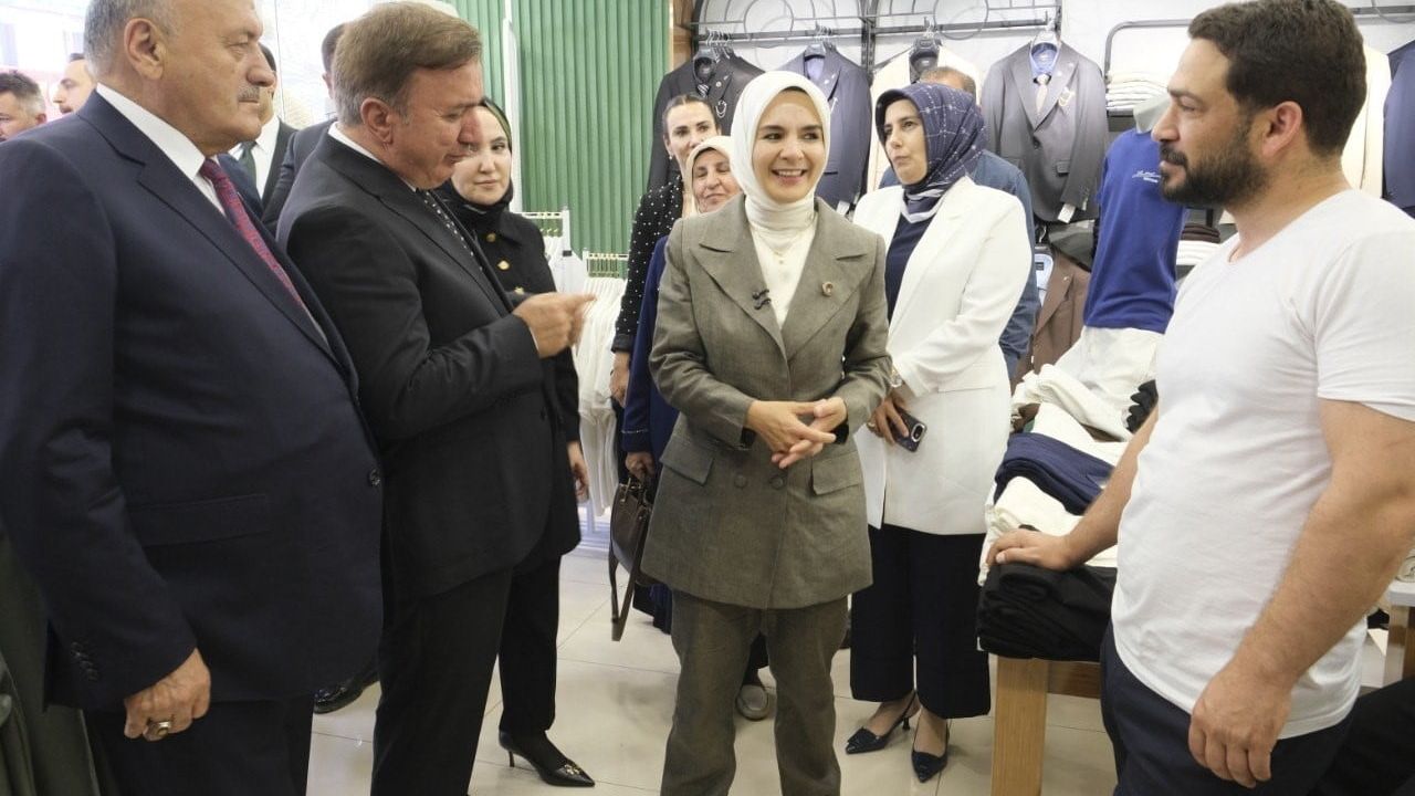 Bakan Göktaş, Erzincan'da aşure dağıttı ve esnafı ziyaret etti