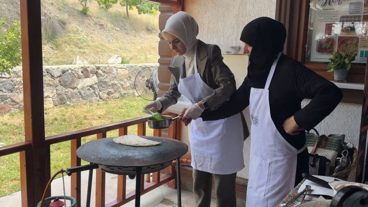 Bakan Göktaş, Erzincan'da kadın kooperatifinde gözleme pişirdi ve ikram etti