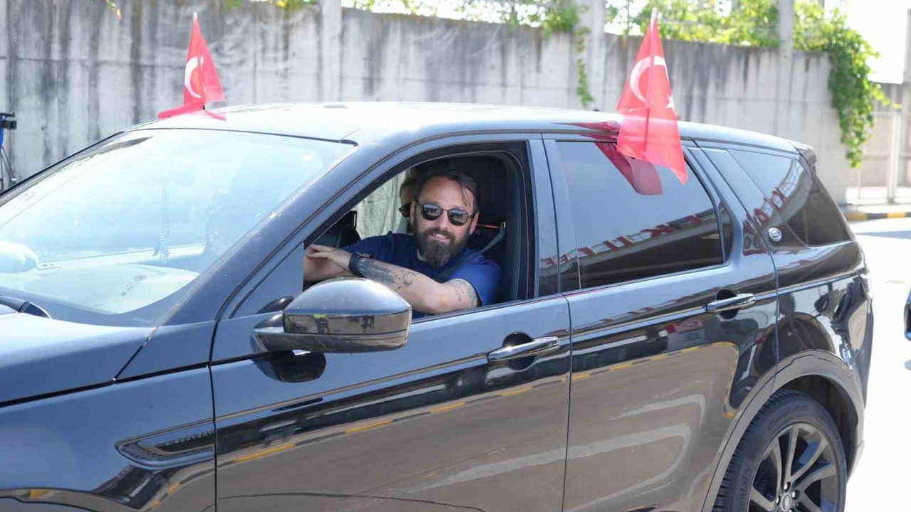 Bakan Göktaş Kapıkule'de gurbetçilerle kucaklaştı