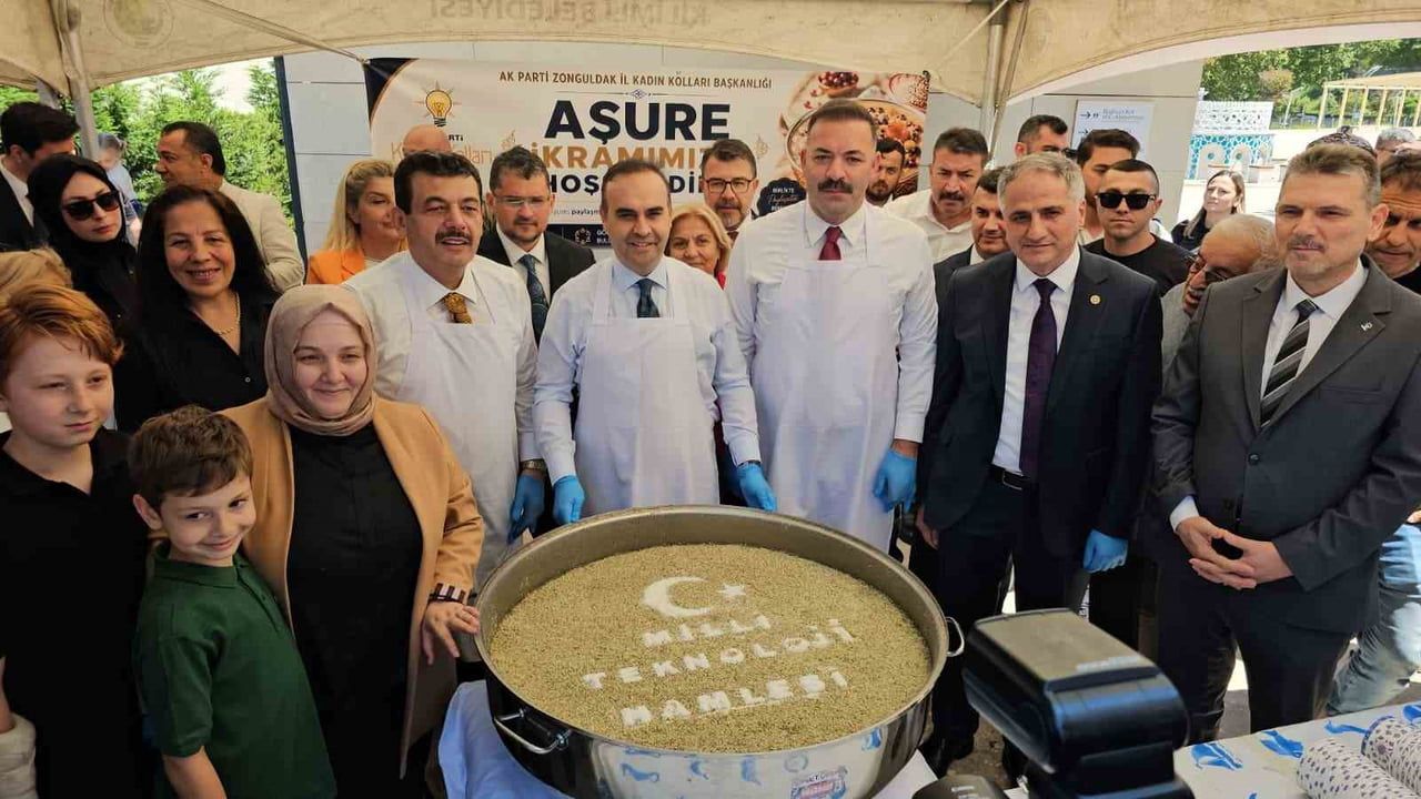 Bakan Kacır Zonguldak'ta cuma çıkışı aşure ikram etti