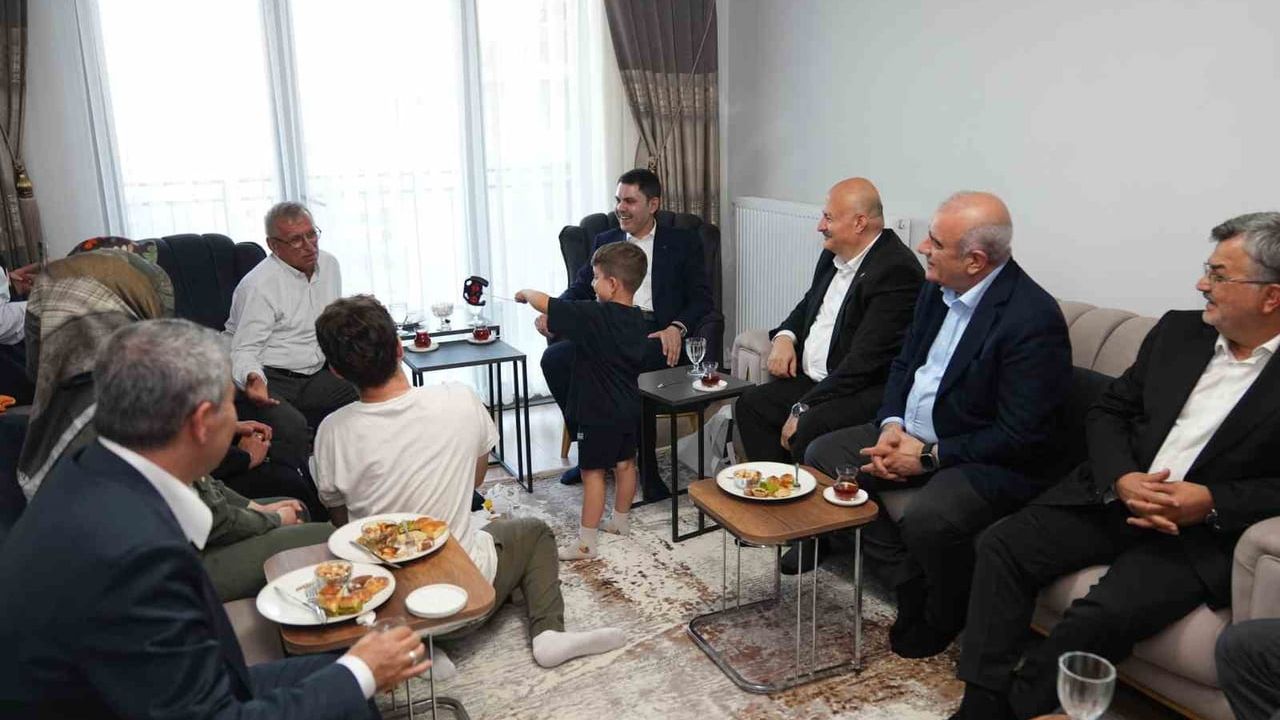 Bakan Kurum’dan depremzede dede ve torununa ziyaret