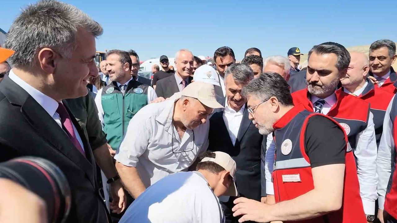 Bakan Yumaklı’dan elini öpmek isteyen çocuğa esprili yanıt
