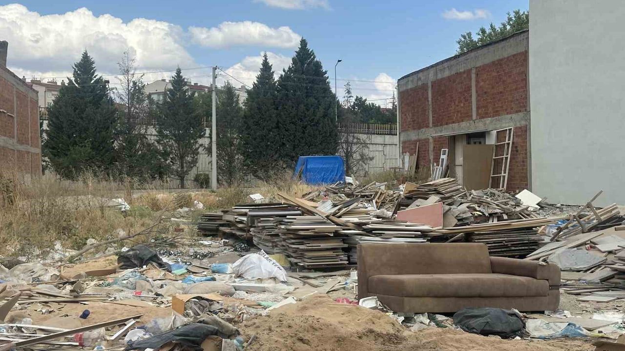 Baksan Sanayi Sitesi'ndeki boş arazi atık deposuna döndü