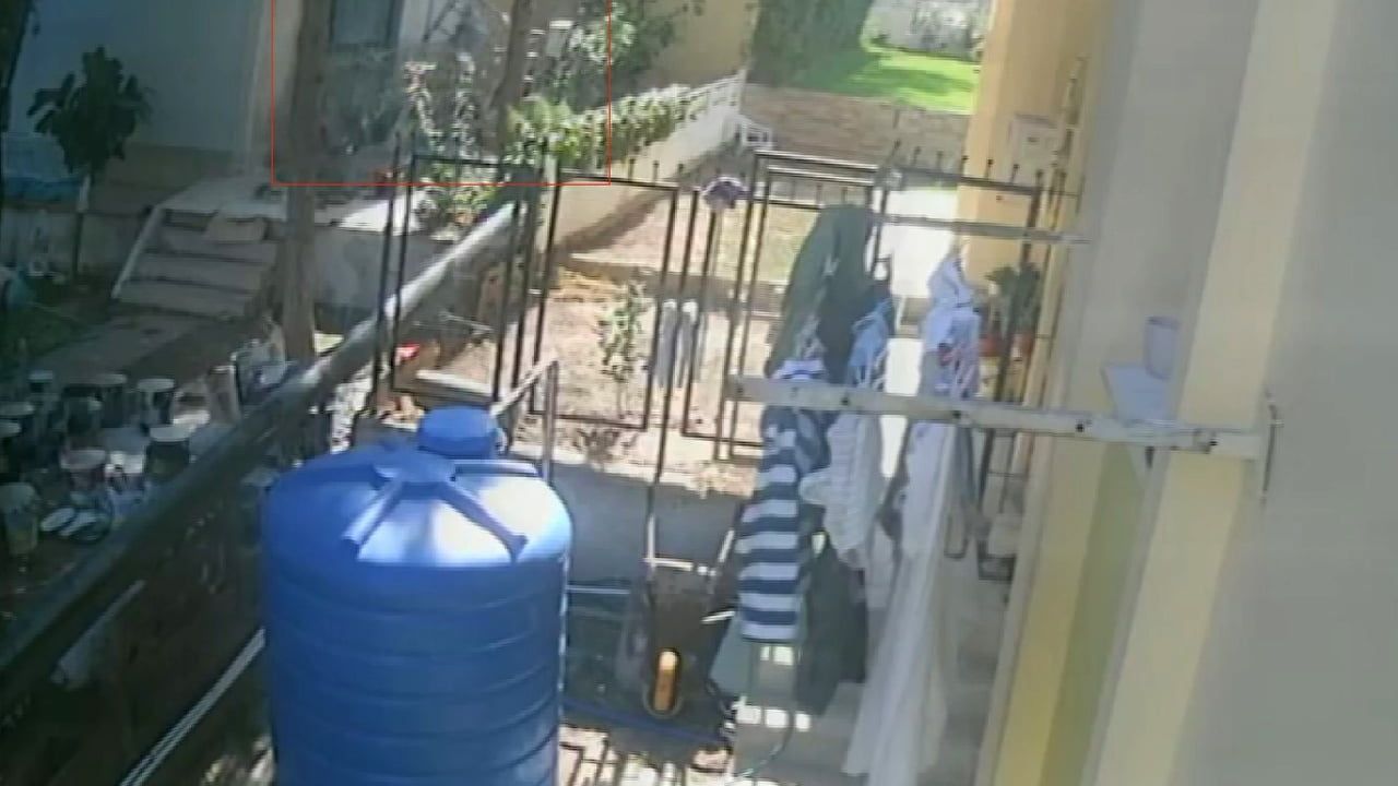 Balçova'da iskele çöküşü kamerada: üç kardeşten biri ağır yaralı