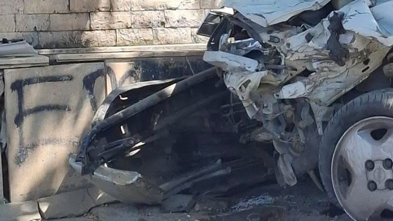 Balıkesir'de 94 yaşındaki sürücü park halindeki araçlara çarptı