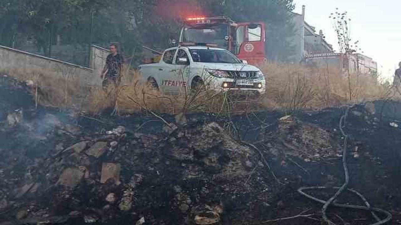 Balıkesir'de ot ve çöp yangını mahalleyi tehdit etti
