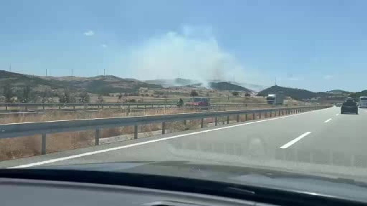Balıkesir'de otoban kenarında çıkan yangına havadan ve karadan müdahale