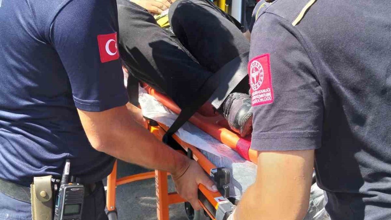 Balıkesir'de otoyolda arkadan çarpma sonucu 2 kişi yaralandı
