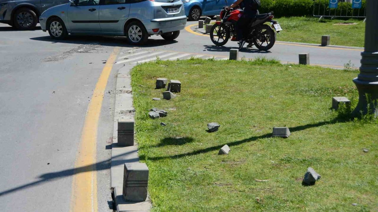 Balıkesir'de şehir merkezine giren tır trafik akışını aksattı