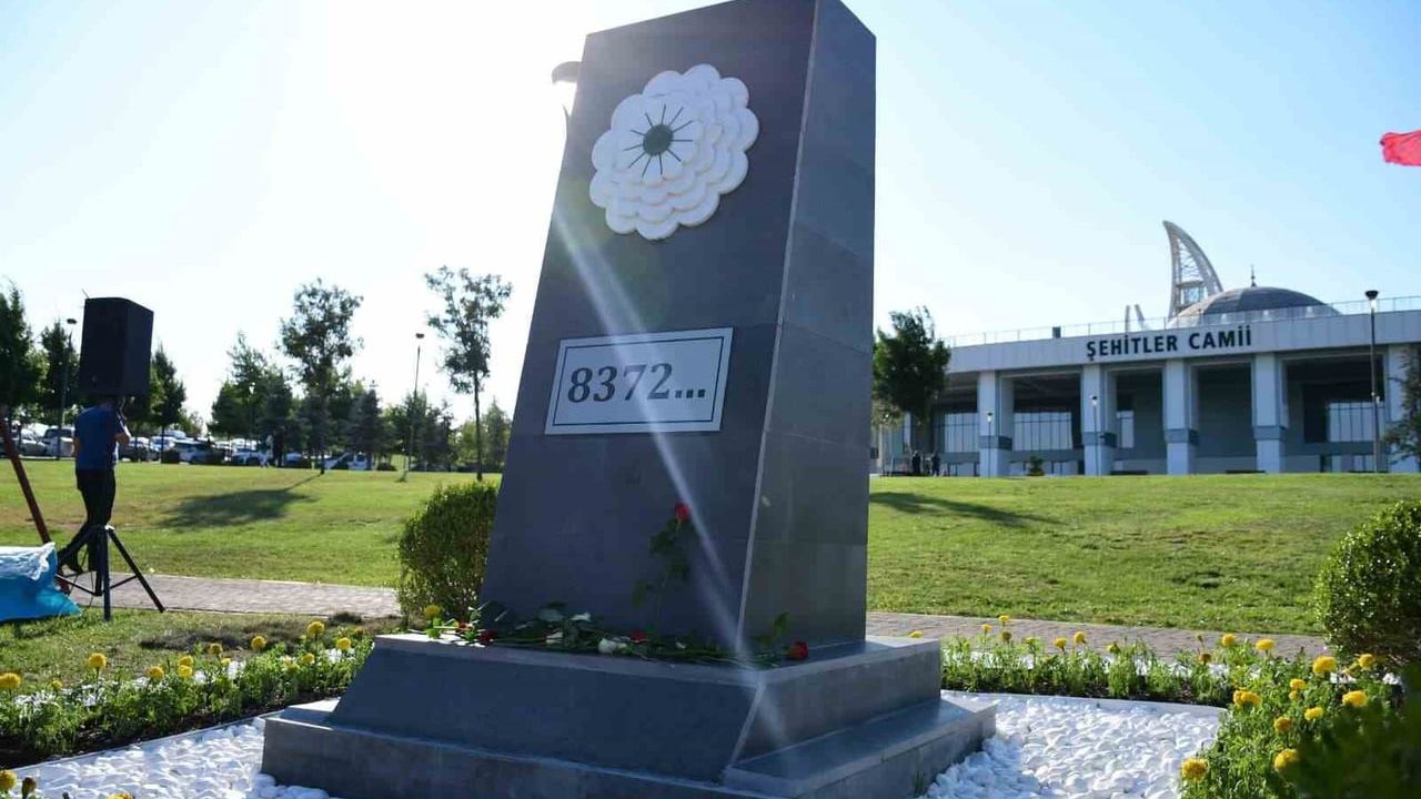 Balıkesir'de Srebrenitsa soykırım anıtı açıldı