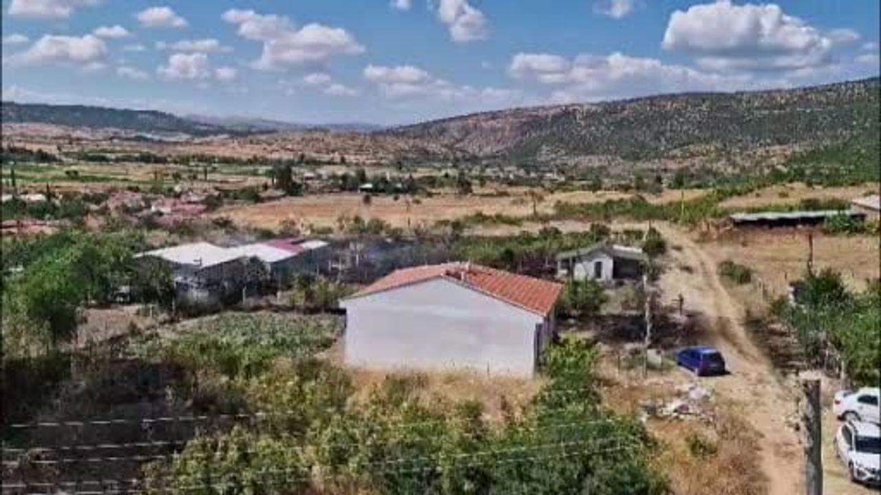 Balıkesir'in Kepsut ilçesinde arazide çıkan yangın sağlık ocağını kullanılamaz hale getirdi