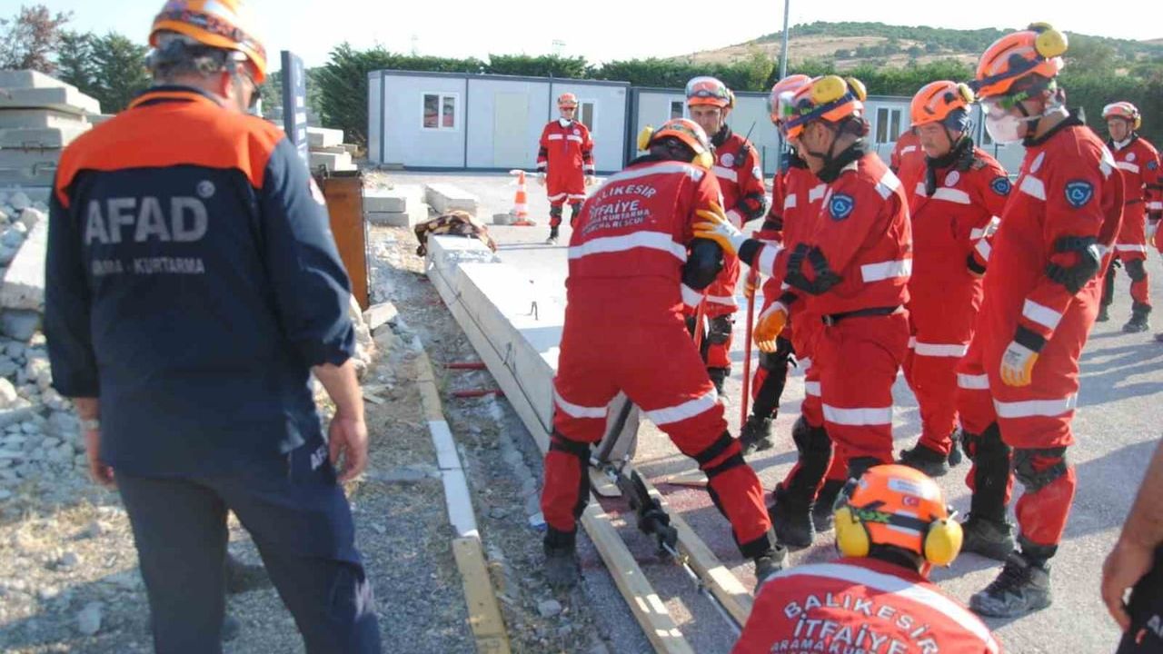 Balıkesir itfaiyesi AFAD orta seviye akreditasyon belgesi aldı