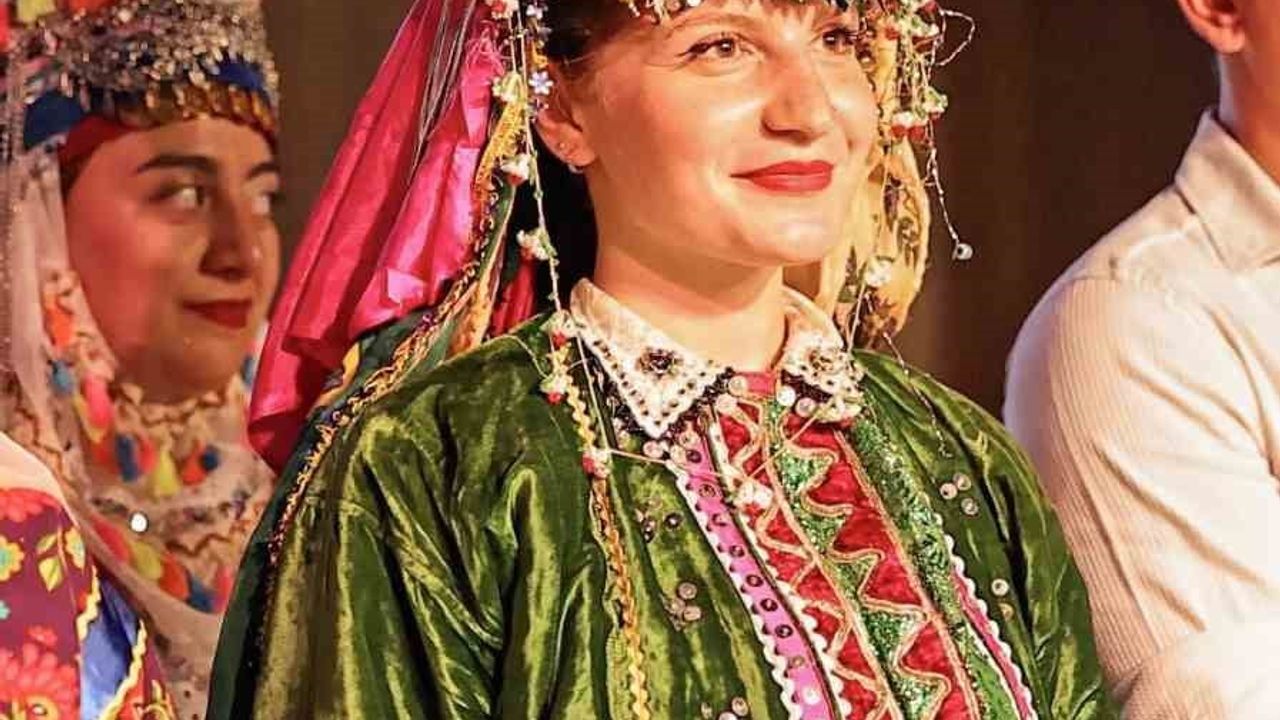 Balıkesir Üniversitesi halk oyunlarında Türkiye ikinciliği ve üçüncülüğü
