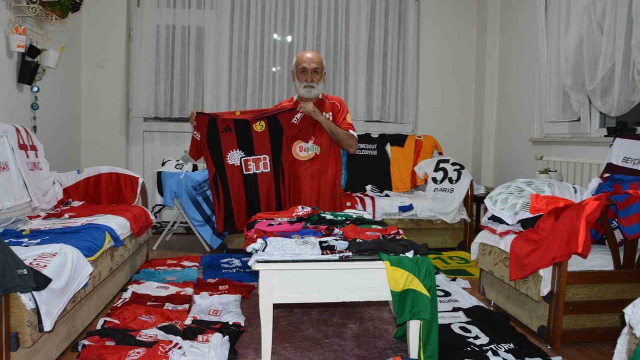 Balıkesirli muhabirin evinde yaşayan 300 formalık futbol arşivi