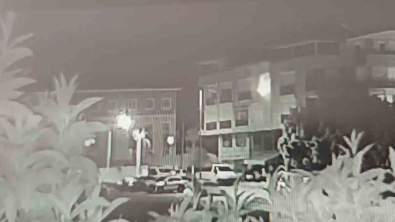 Balkonda ateşle oynayan çocuk atölyede yangına neden oldu