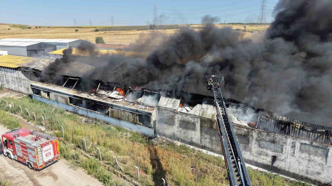 Bandırma’da geri dönüşüm deposunda yangın söndürüldü