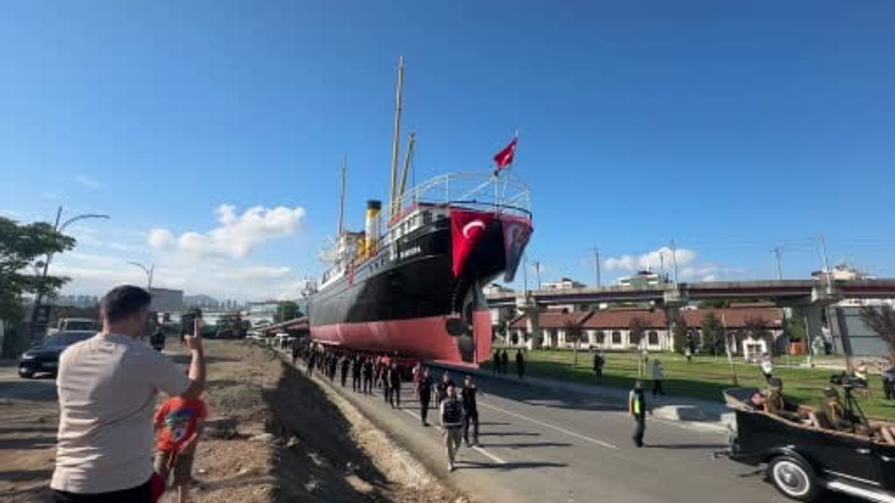 Bandırma Vapuru karadan yürütülerek kurtuluş yolu yanına taşındı