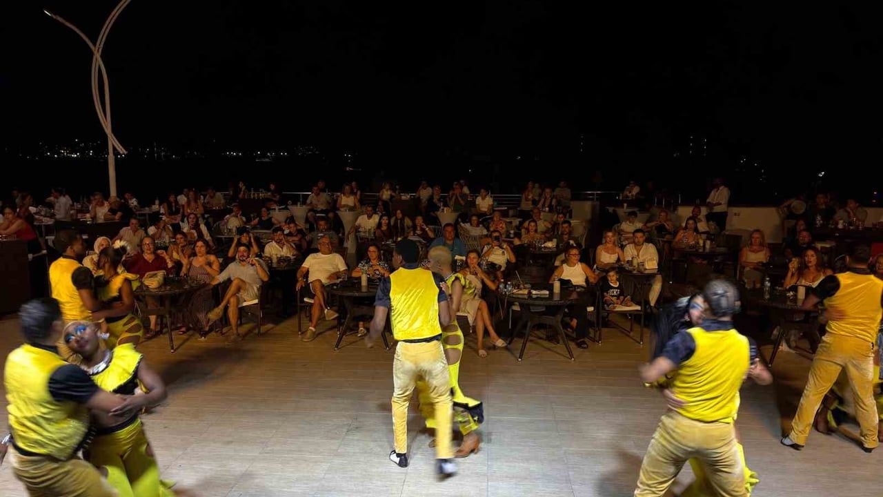 Bardakçı Koyu'nda akşamlar canlı müzik ve gösterilerle canlanıyor