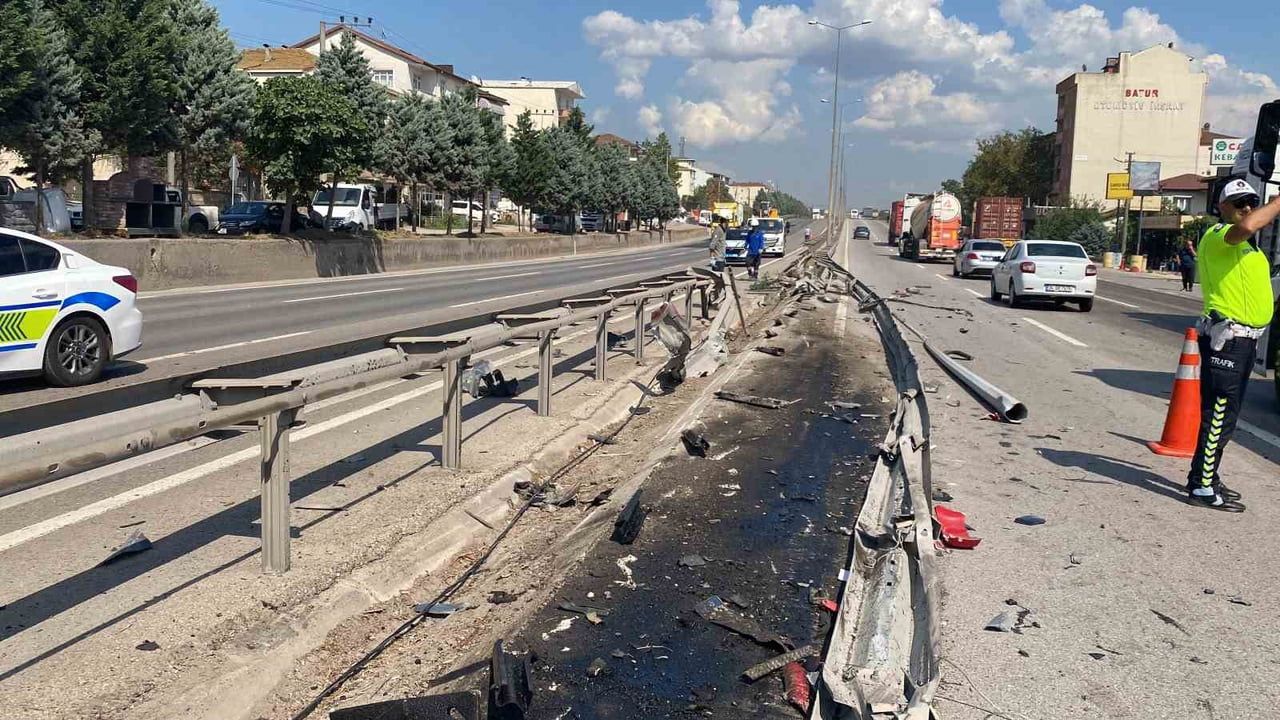 Bariyerleri aşan tır karşı şeride geçerek başka tıra çarptı