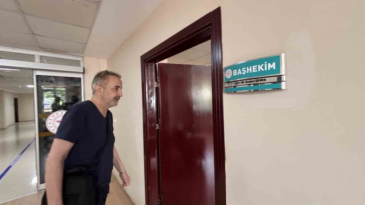 Başhekim yüzde 1 umutla mesaiye başladı: boynunda yapay kalple görevde